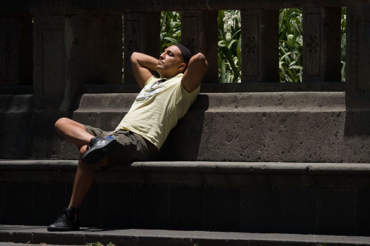 Un hombre disfruta del calor. (Cuartoscuro)