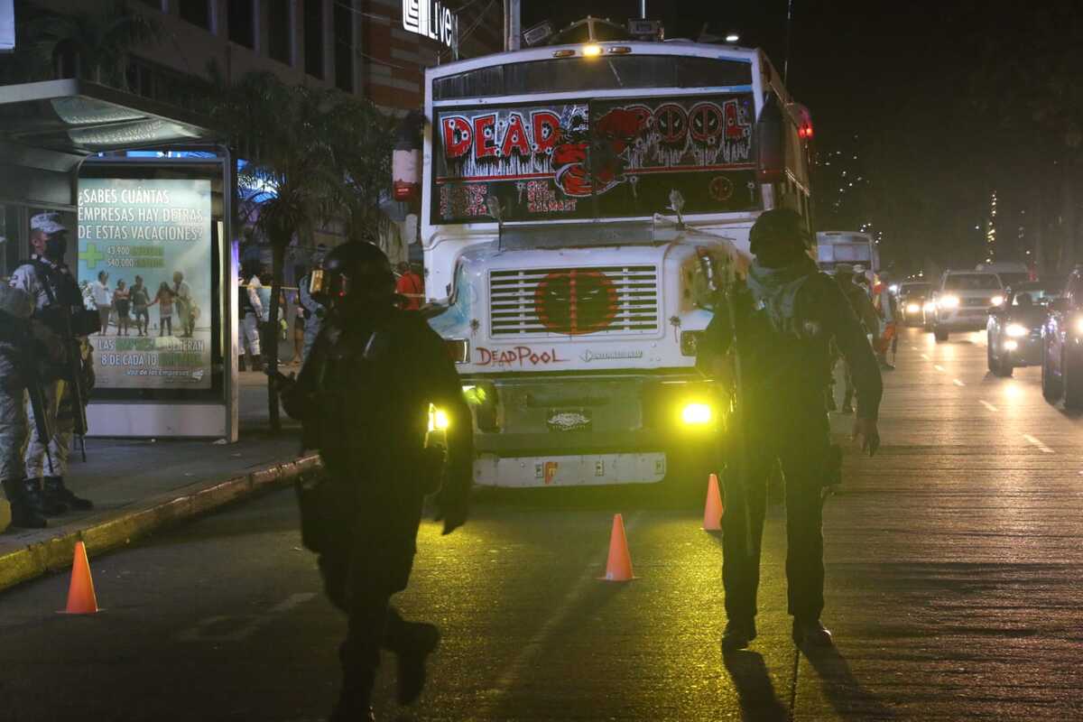 Una de las víctimas era el chofer un camión de pasajeros.