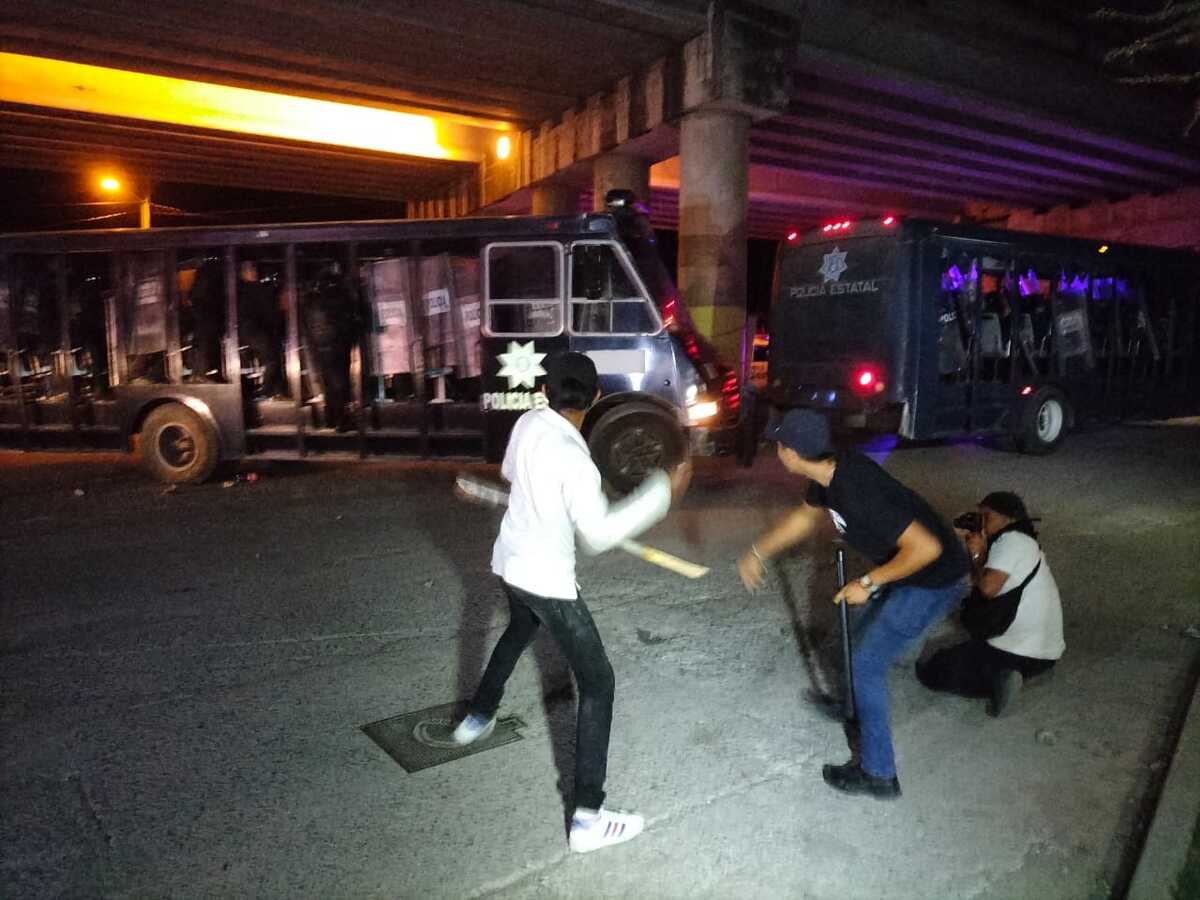 A pedradas, despiden a policías y militares de Petaquillas