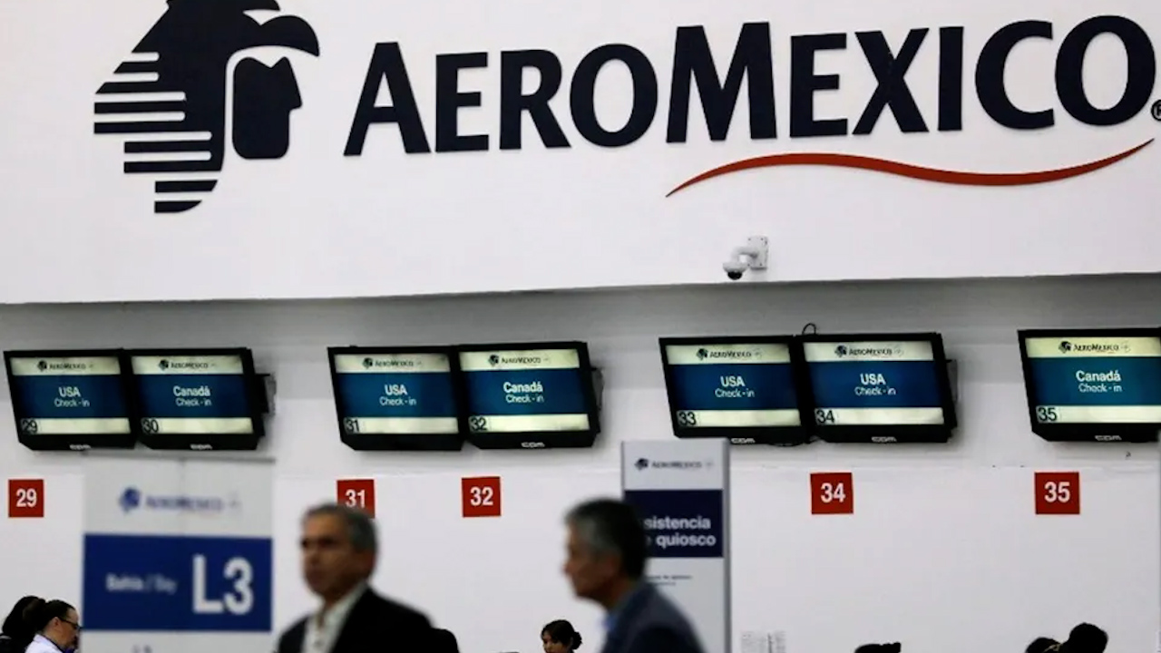Aeroméxico solicita a juez revisión de reducción de operaciones en el AICM
