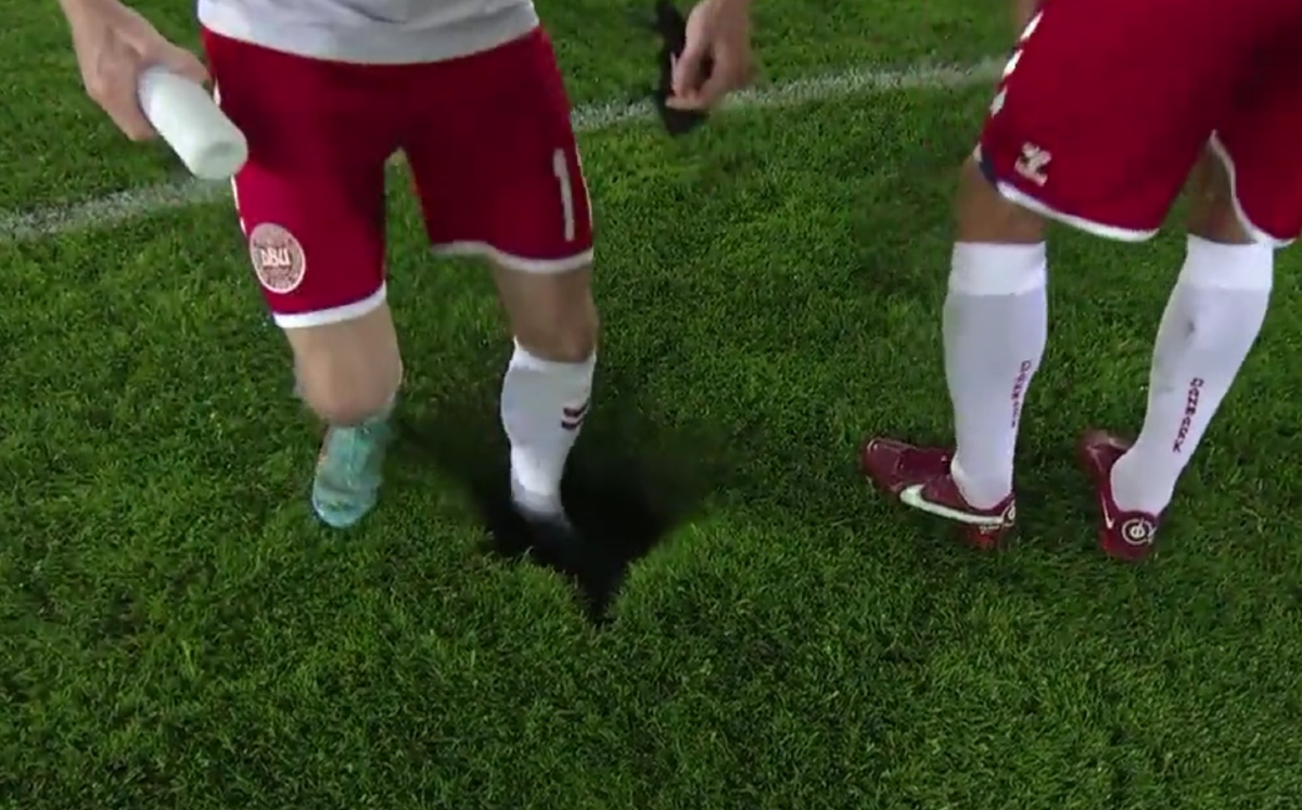 Aparece un hoyo a la mitad del campo en pleno partido entre Austria y Dinamarca (Captura video ESPN)