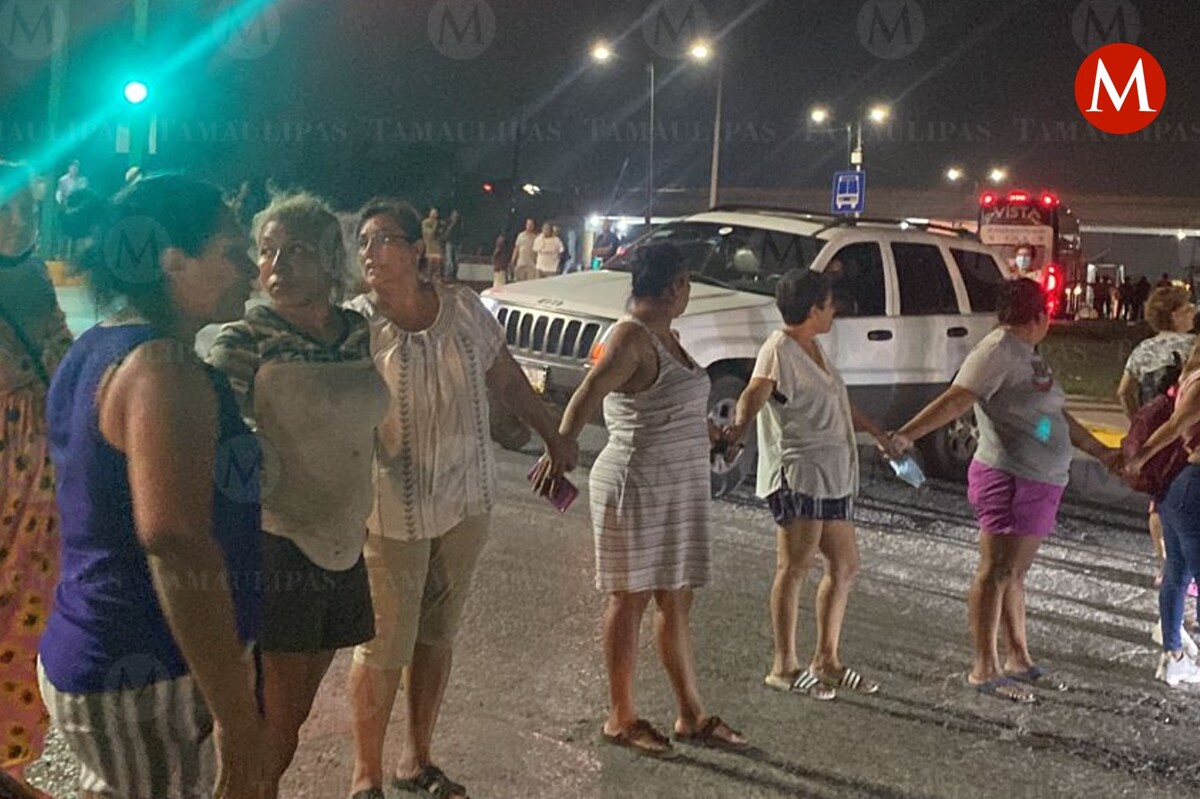 Hartos de estar sin luz por varios días, vecinos se manifiestan y bloquean la Carretera Tampico- Mante hoy 08 de junio 2022
