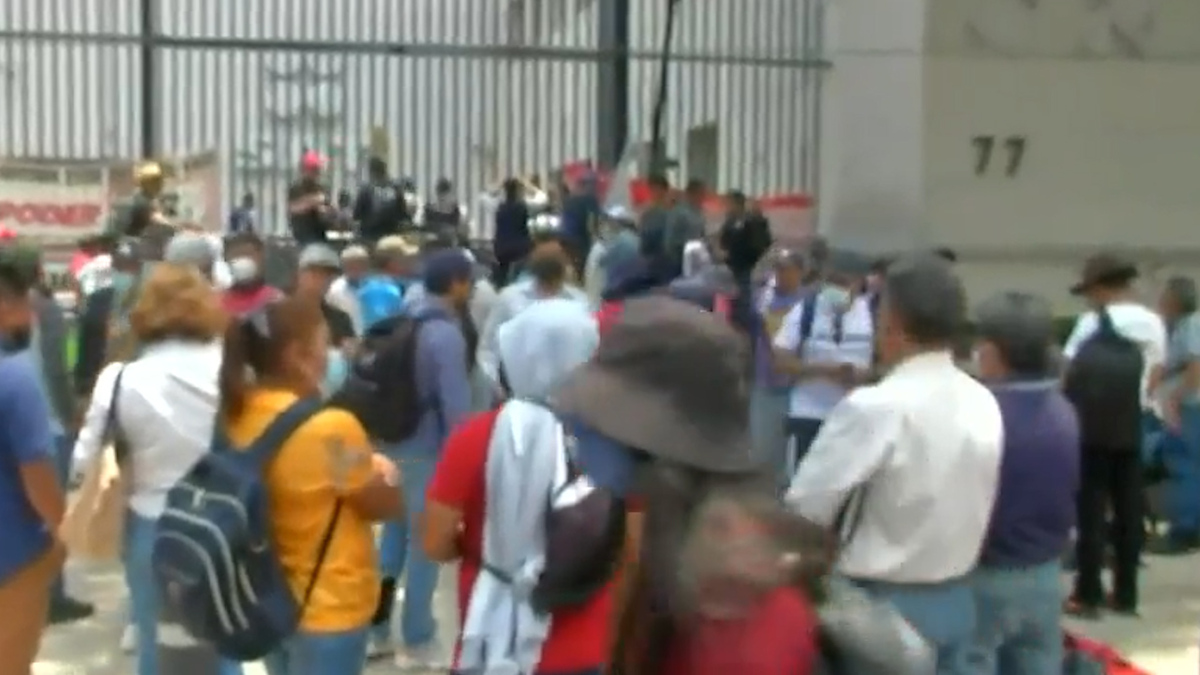 Maestros de la CNTE bloquean avenida Hidalgo
