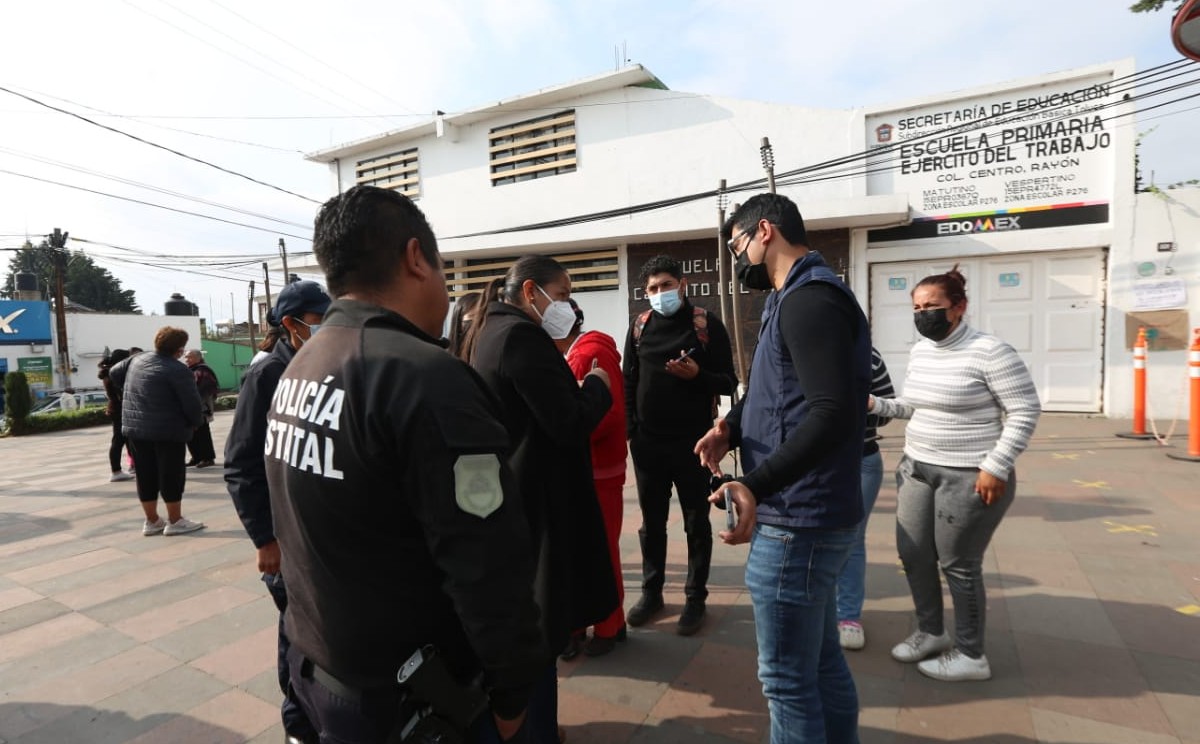 Padres de familia se manifiestan frente a la escuela. | Tania Contreras.