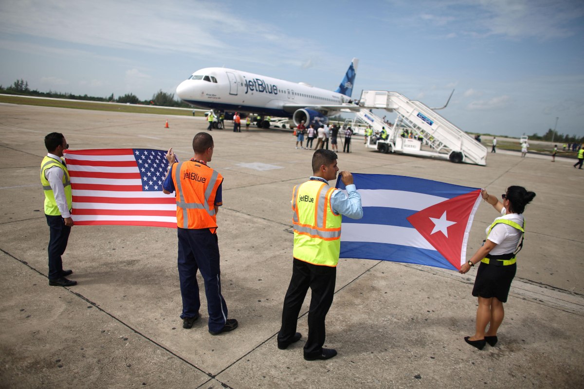 Se reanudaron los vuelos y el envío de remesas a Cuba. (Reuters)