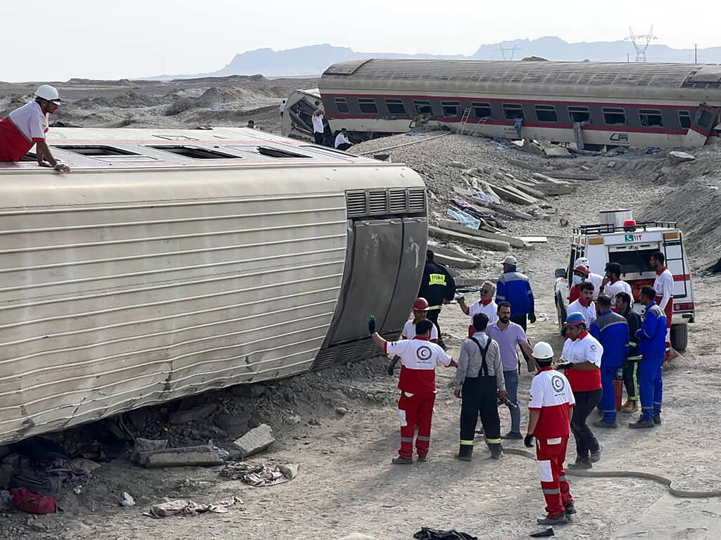 Los rescatistas llegaron al lugar tras el accidente en Irán. | Media Luna Roja de Irán vía AP
