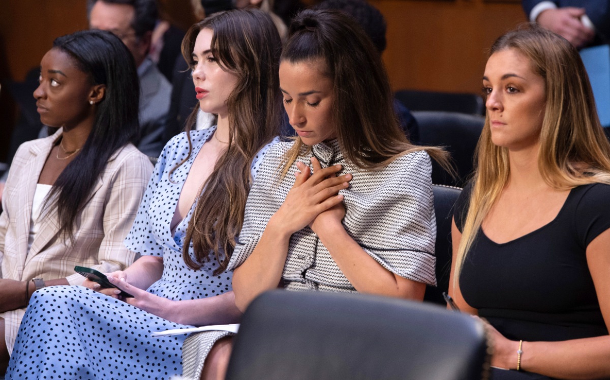 Simone Biles y víctimas de abuso de Larry Nassar demandan al FBI (AP)