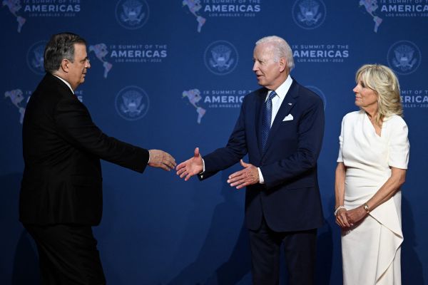 El canciller saluda a Joe Biden en la reunión. AFP