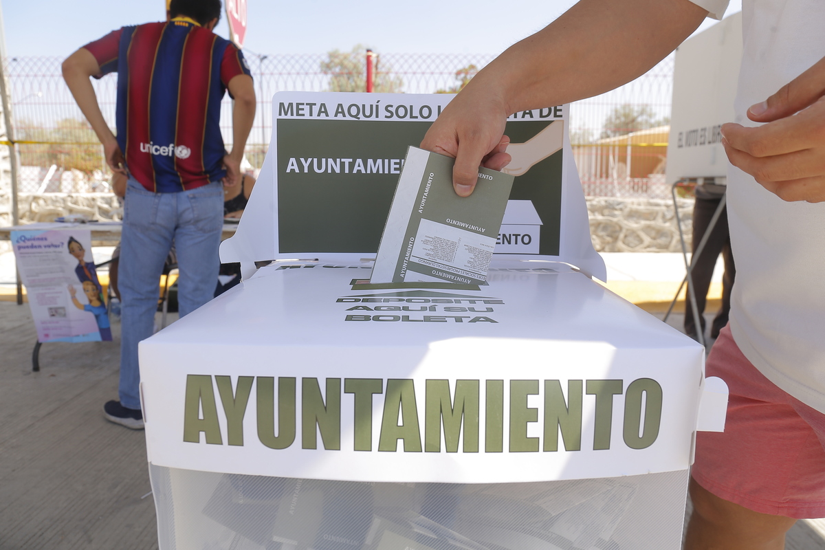 Se esperaban 26 horas para realizar el recuento parcial, pero al momento que se revisaron las actas, se toparon con inconsistencias. (Mauricio Román)
