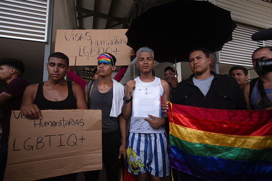 Exigen visas humanitarias para ellos mientras forman parte de una caravana de migrantes que cruza el país para llegar a EU | Reuters