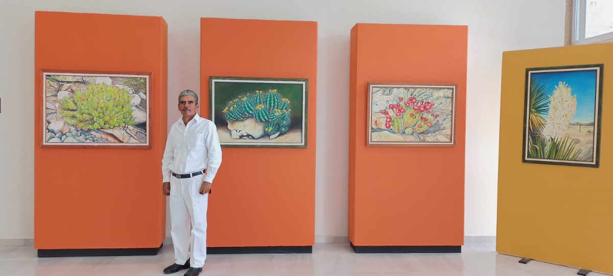 Germán Felipe Hernández Nava, pintor con su exposición "Cactáceas". (cortesía)