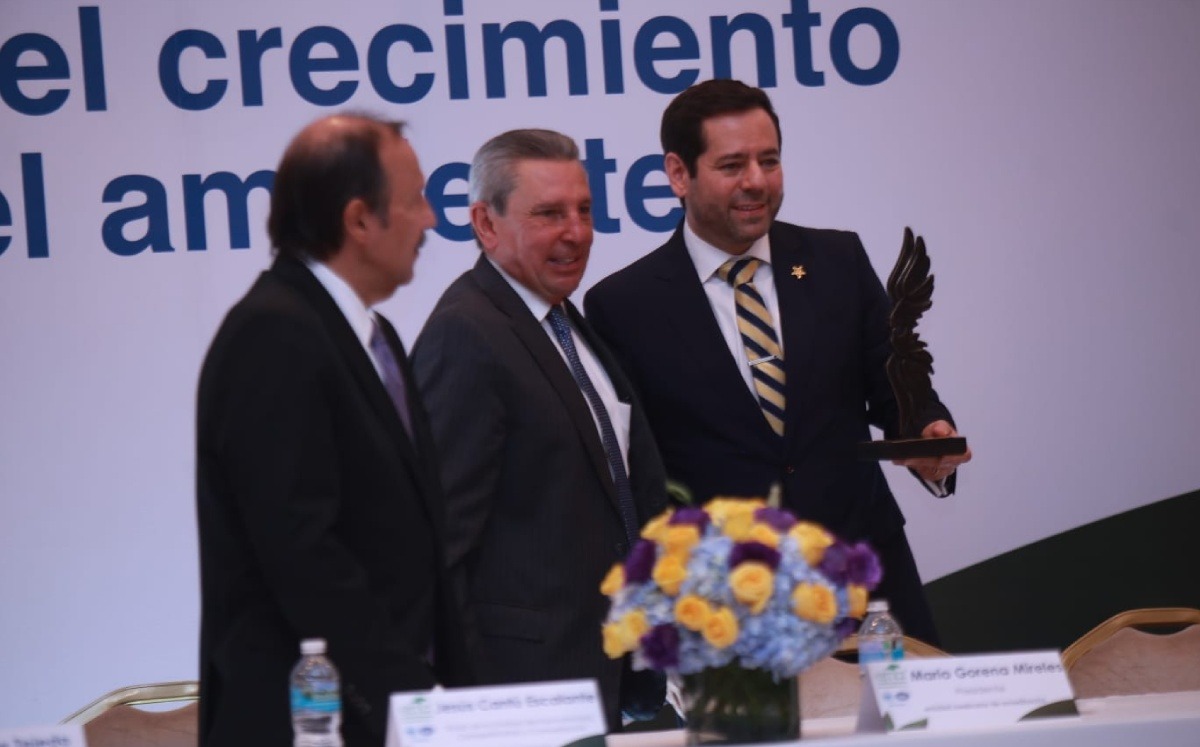 Jesús Cantú, titular de la Unidad de Normatividad Competitividad y Competencia, de la SE, Mario Gorena, presidente Entidad Mexicana de Acreditación, y