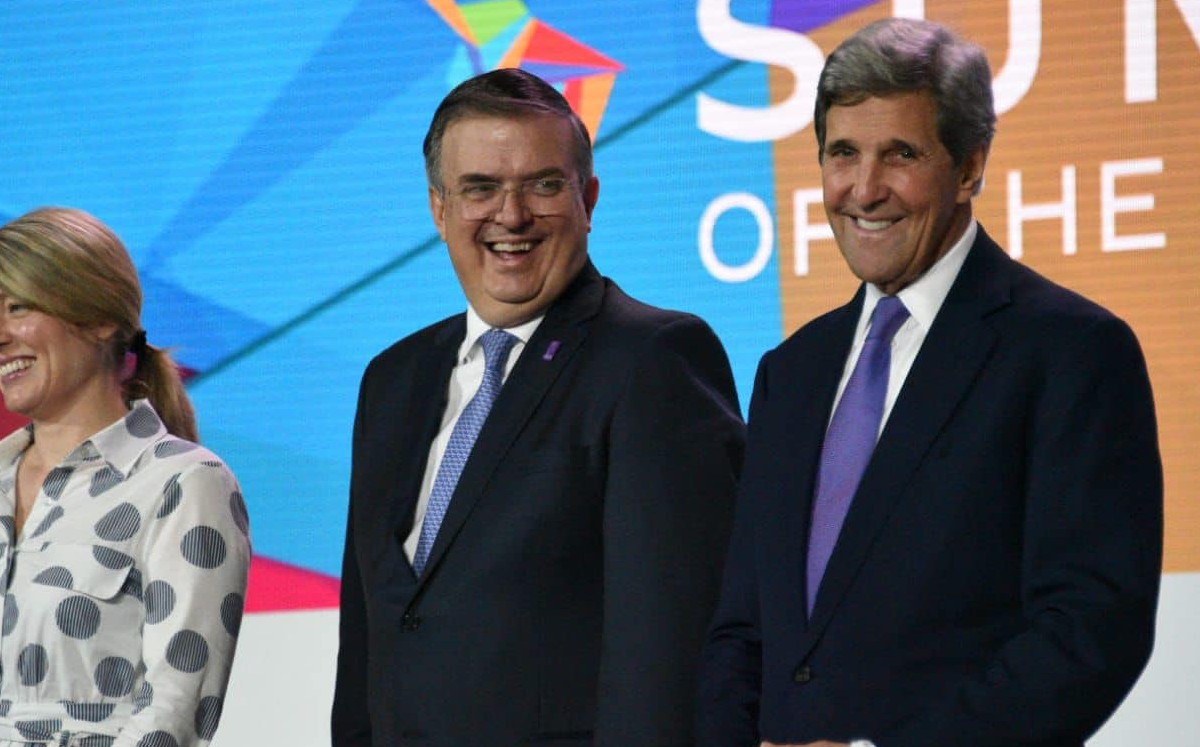 Marcelo Ebrard y John Kerry (derecha) en la Cumbre de las Américas. | Facebook