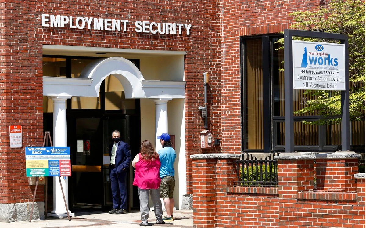 Personas forman fila a la entrada del centro de seguridad laboral de Nueva Hampshire, en Manchester, Nueva Hampshire.  Mayo 2021. Foto: (AP)