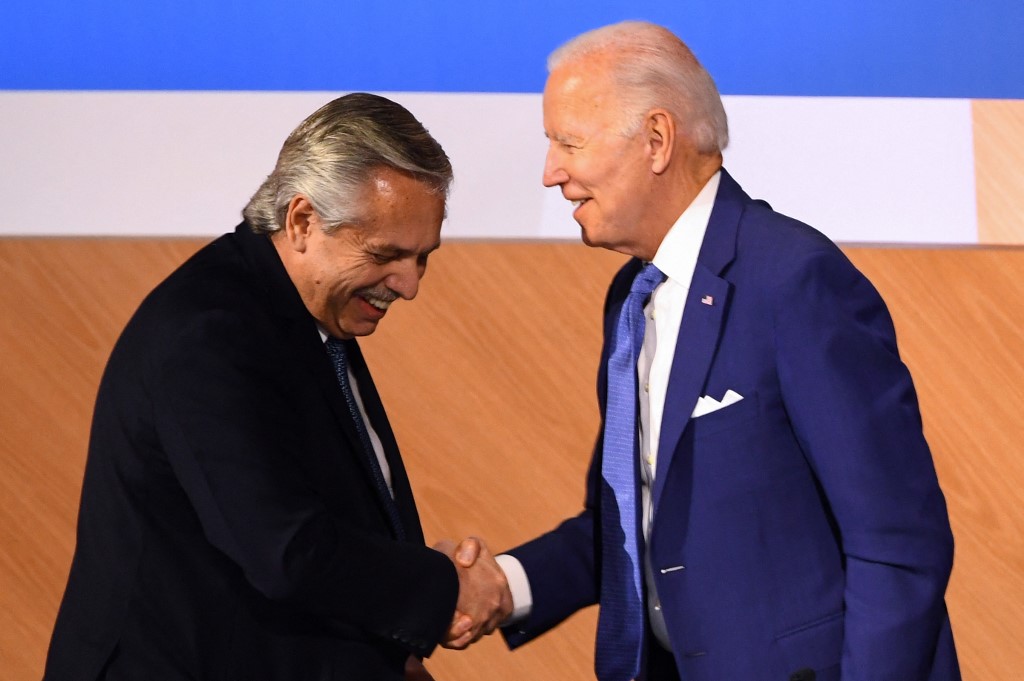 El presidente de Argentina, Alberto Fernández, junto a su homólogo Joe Biden. (AFP)