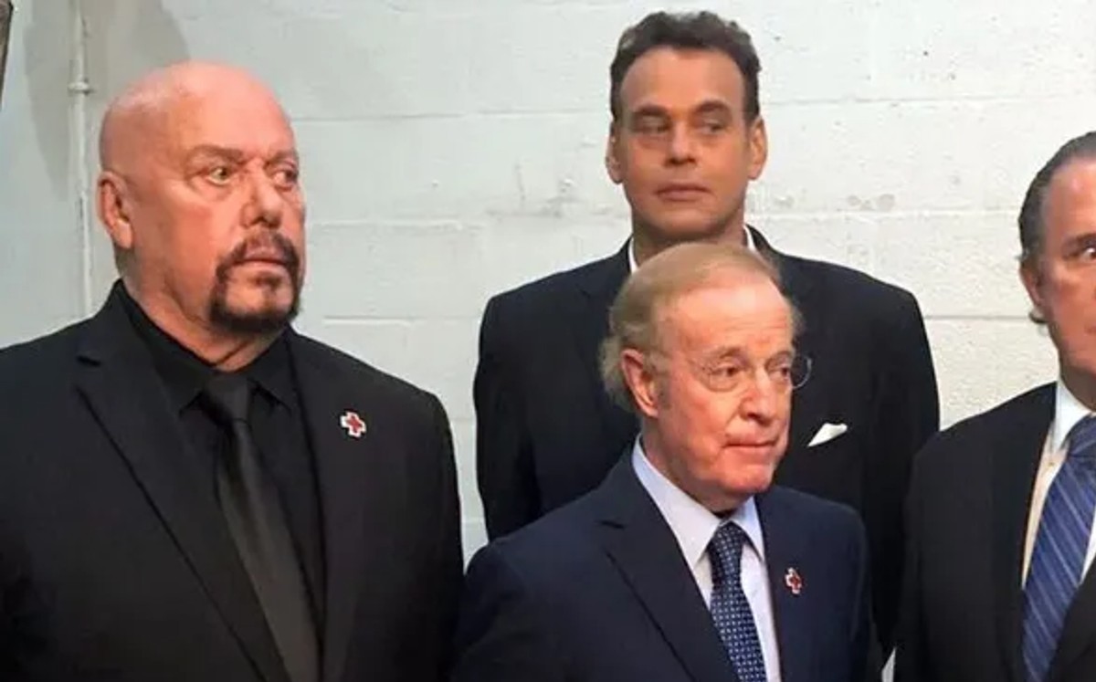 El tenso cruce de José Ramón y Faitelson con El Perro Bermúdez en un evento benéfico (Especial)