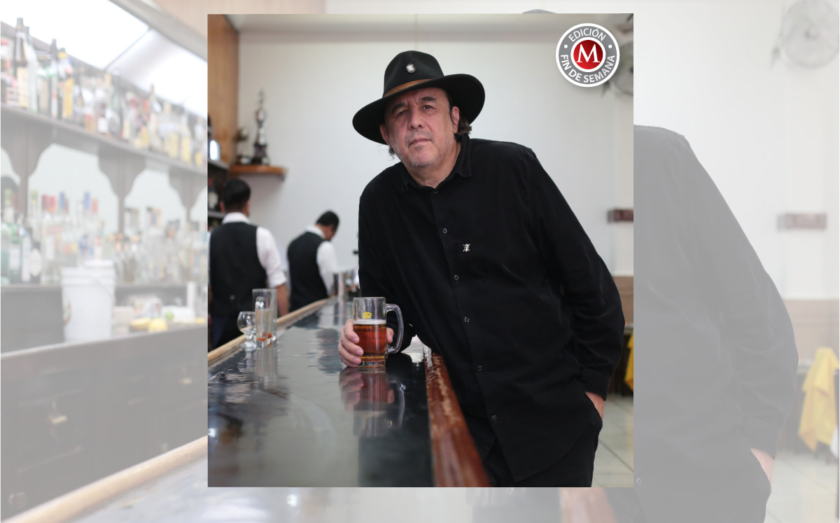El escritor presenta su nuevo libro. (Jesús Quintanar)