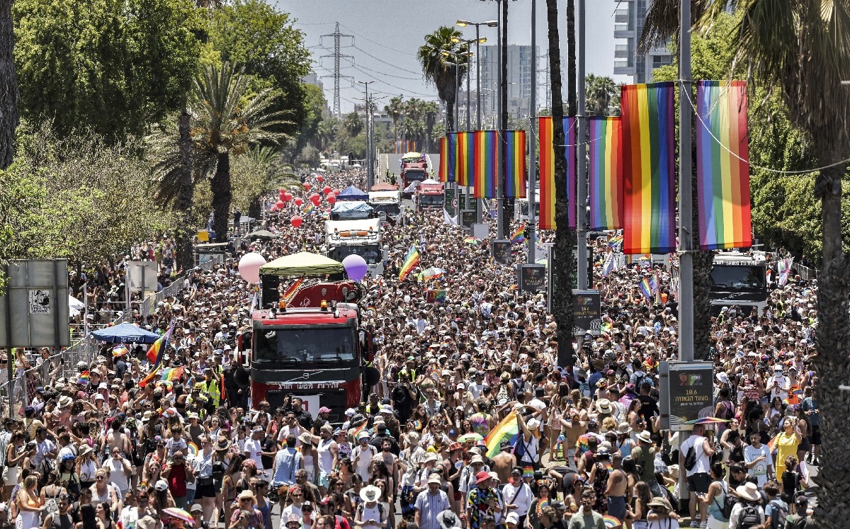Hombres y mujeres, ataviados con atuendos de colores, participaron en el desfile. (AFP)