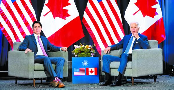 Justin Trudeau, primer ministro de Canadá, y el mandatario de EU en charla durante la reunión continental. AP