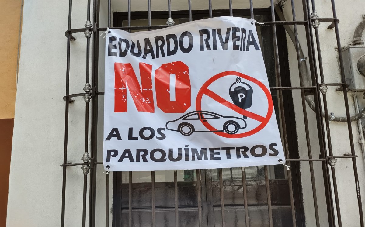 Lona en contra de parquímetros colocada en El Carmen | Angélica Tenahua