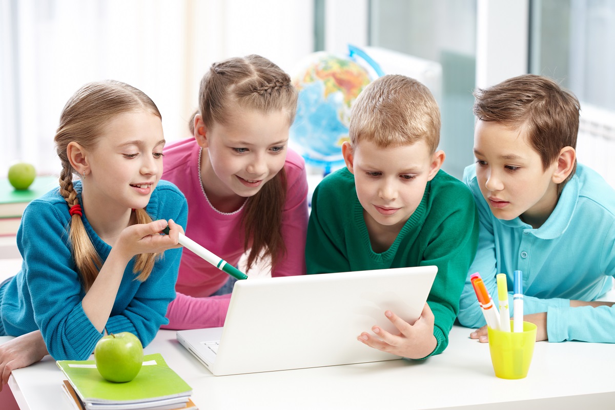 Los niños no deben durar más de una hora con una mala postura al usar tecnología. (freepik.es)