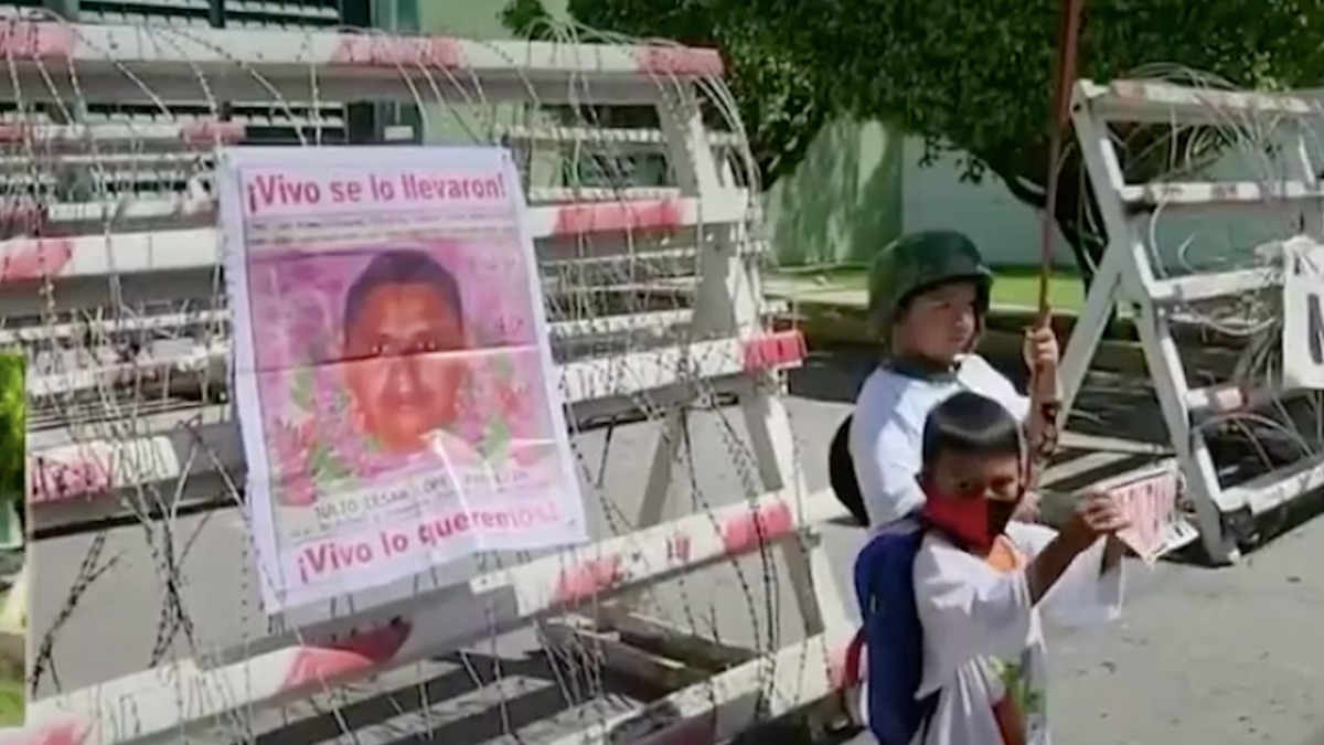 En Guerrero, los normalistas rurales vandalizan batallón en Iguala