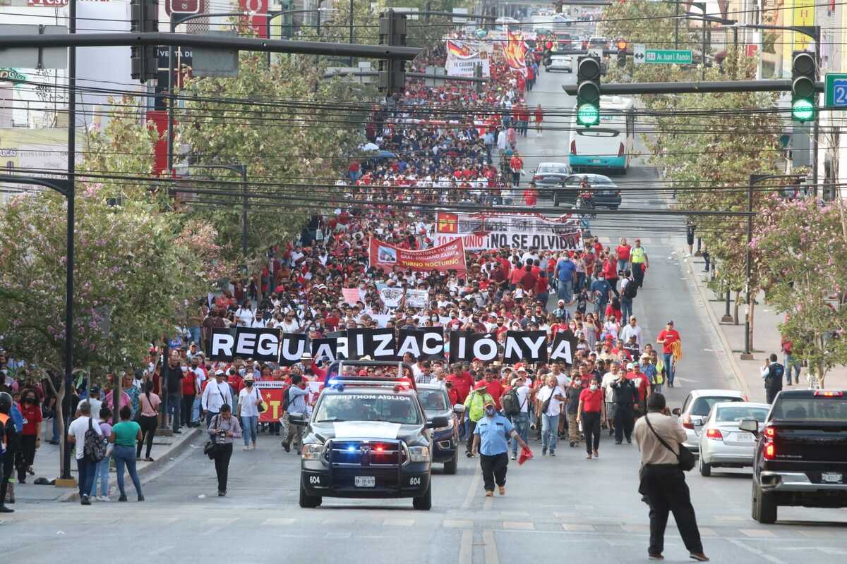 No olvidan el 10 de junio y con marcha protestan por crisis en Nuevo León. Foto: Leonel Rocha