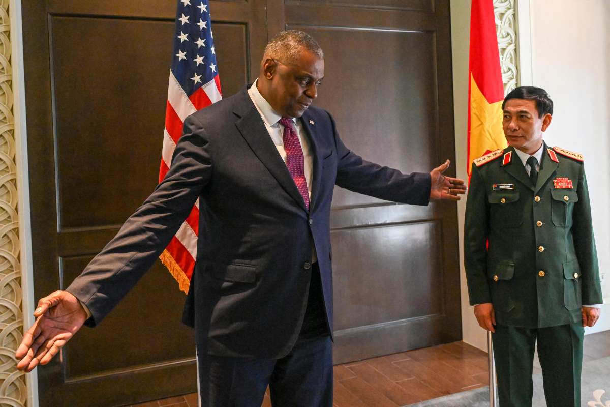 El secretario de Defensa de EU, Lloyd Austin y el ministro de Defensa de Vietnam, Phan Van Giang. (AFP)
