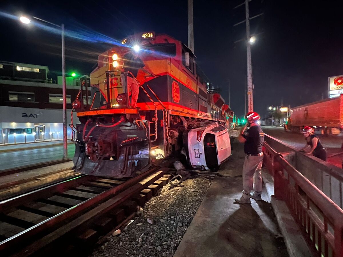 Al lugar acudieron rescatistas de Protección Civil de Monterrey, agentes de Tránsito y paramédicos. Foto:Mayte Villasana