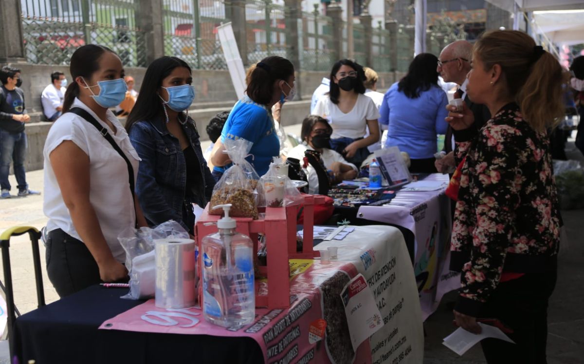 Fundaciones venden productos en el Zócalo de Puebla | Andrés Lobato