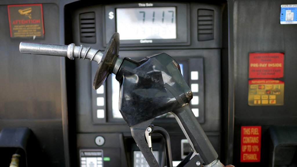 El precio de la gasolina en EU ha subido en 19 centavos en la última semana. (AP)