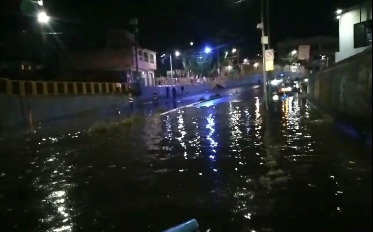 Bajo puente de Eje 10 Sur en Tláhuac se inunda. | Enrique Luna