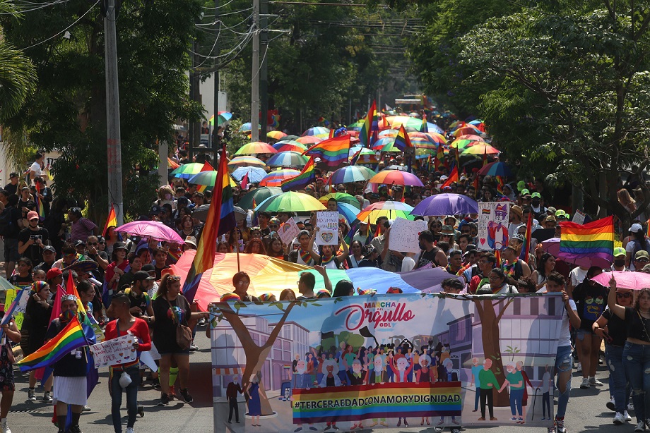 Servicios de Salud Jalisco presente en la marcha Orgullo Gay 2022 (Fernando Carranza)