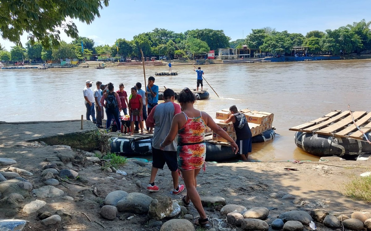 A través de balsas, lo migrantes ingresan de forma irregular al país. | Julio Navarro