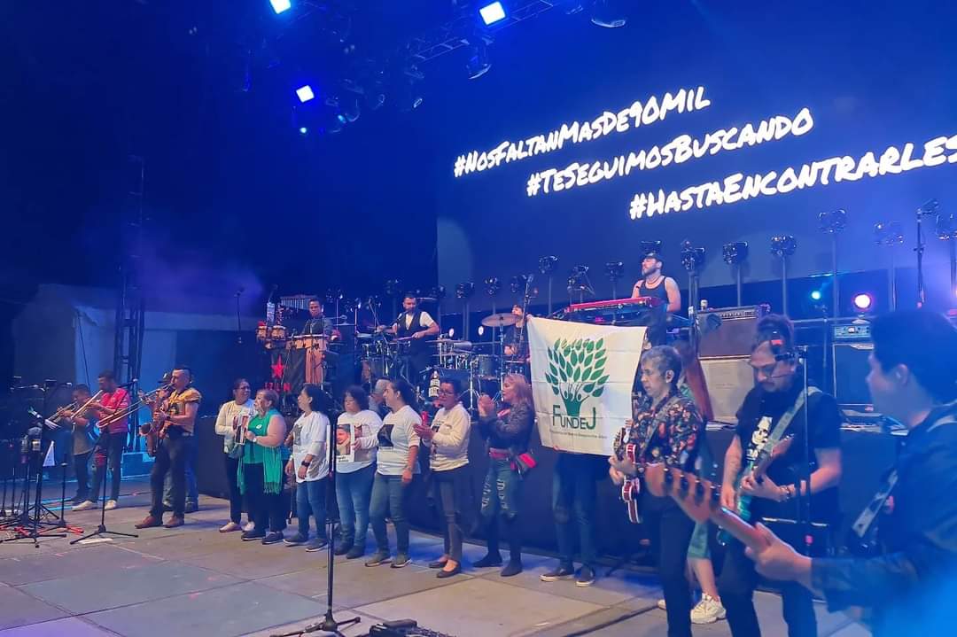 Parte del colectivo de personas desparecidas Fundej subieron al escenario junto a Panteón Rococó. (Cortesía)