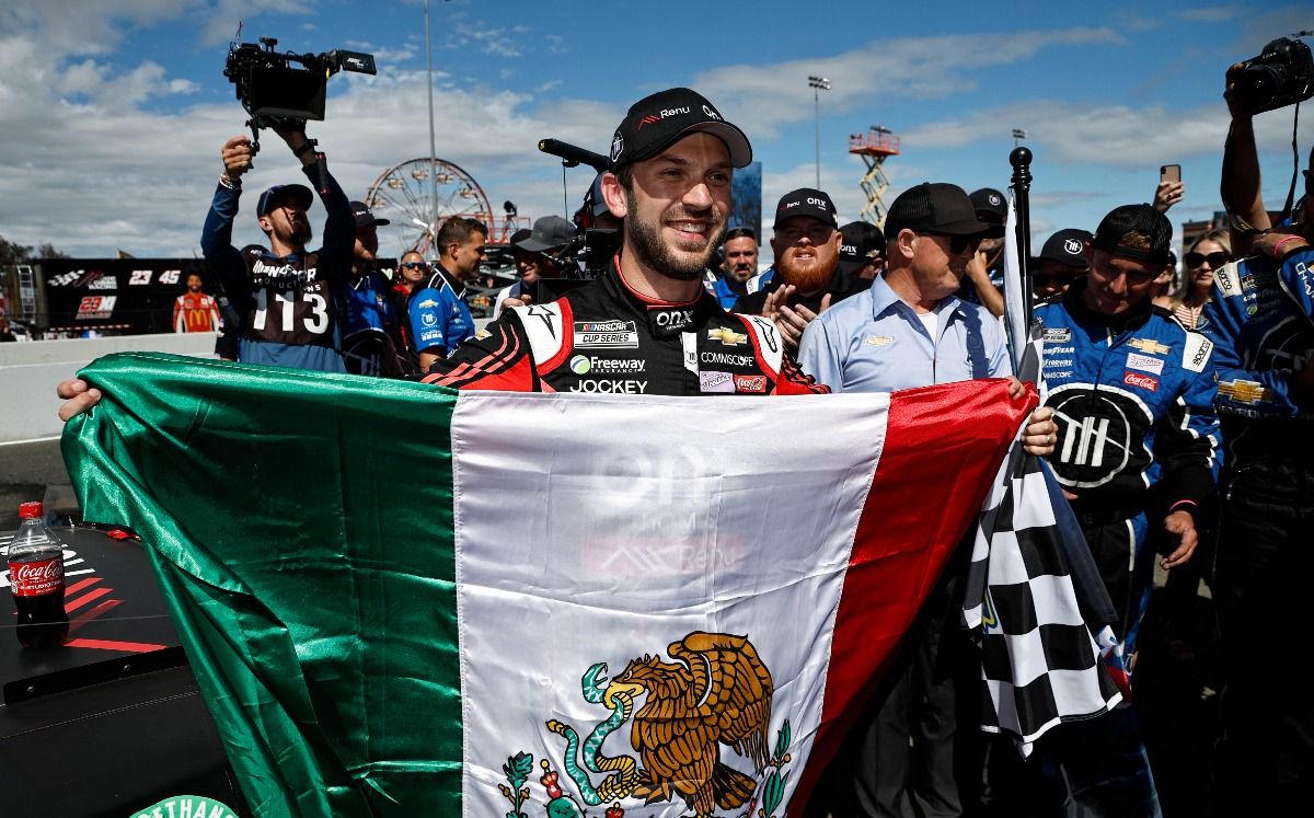 Daniel Suárez, primer mexicano en ganar una carrera de NASCAR (AFP)
