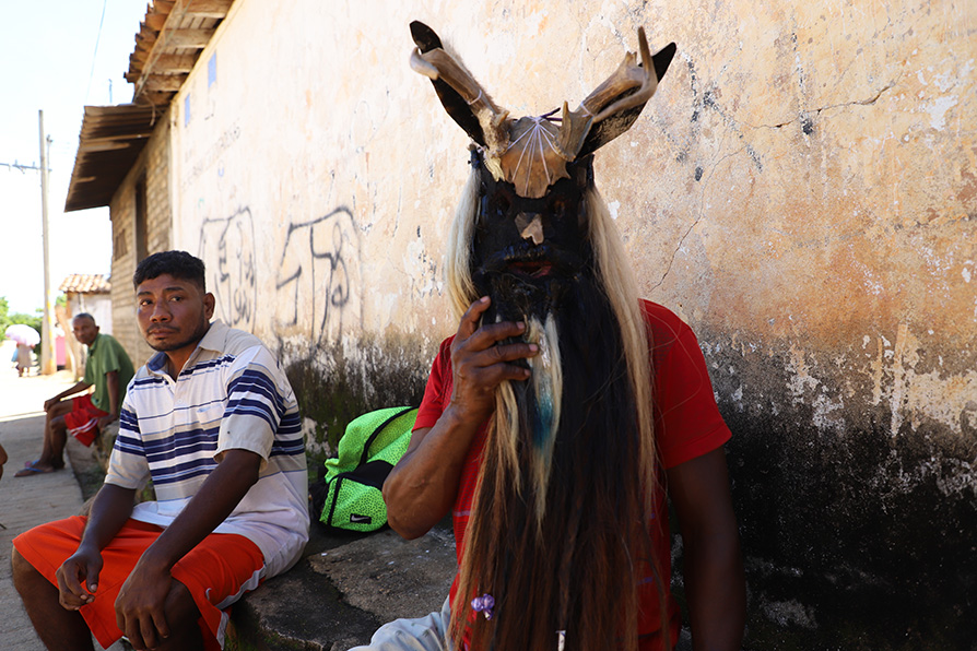 Una de las danzas más simbólicas es la de los diablos, que en noviembre acompaña a los muertos desde su llegada al mundo terrenal. |Naomi Antonio