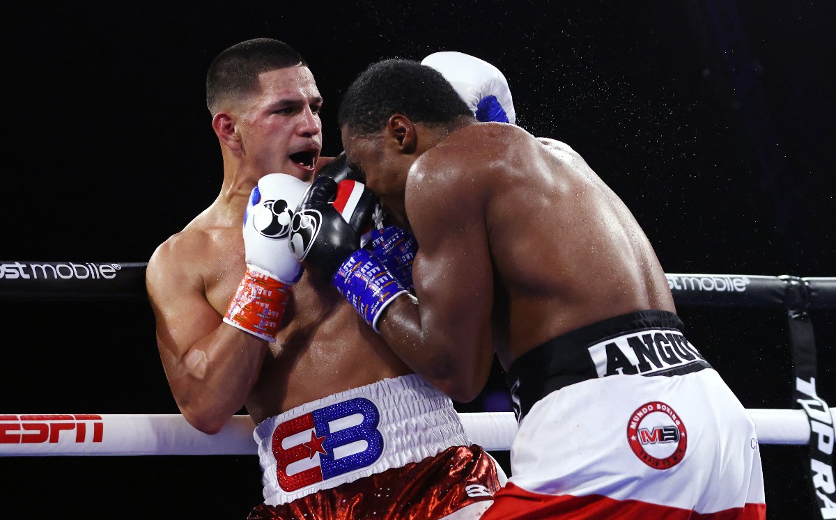 Edgar Berlanga intenta morder a su rival Roamer Angulo durante su pelea (AFP)