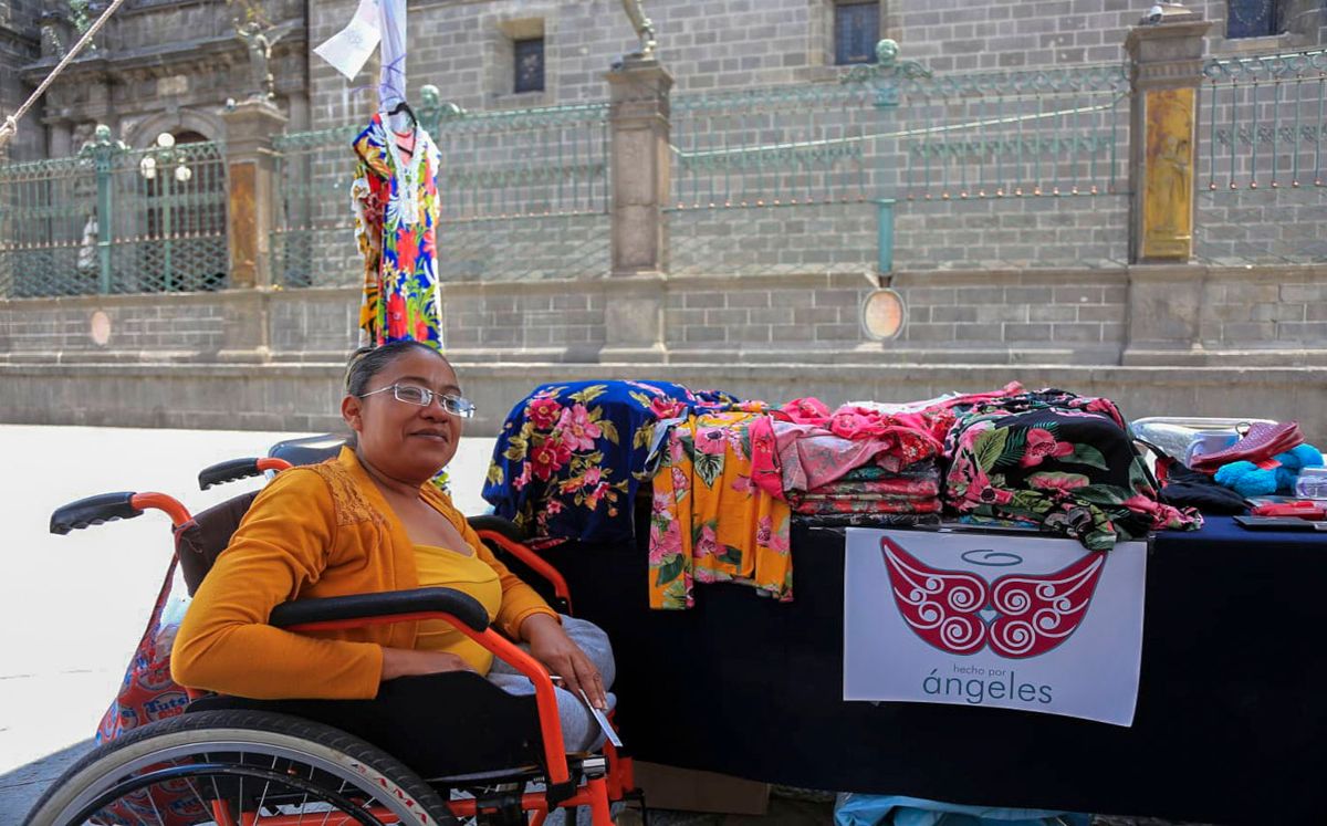 Fundaciones venden productos en el Zócalo de Puebla | Andrés Lobato