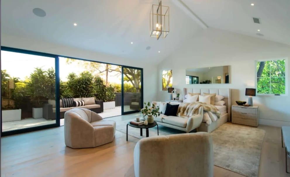 https://cdn.milenio.com/uploads/media/2022/06/12/mansion-del-chicharito-hernandez-savills.jpeg