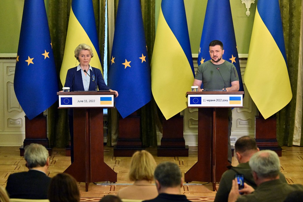 El presidente de Ucrania, Volodimir Zelenski, junto a la jefa de la Comisión Europea, Ursula von der Leyen. (AFP)