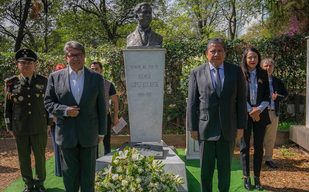 El senador también acudió al homenaje al poeta Ramón López Velarde. | Facebook