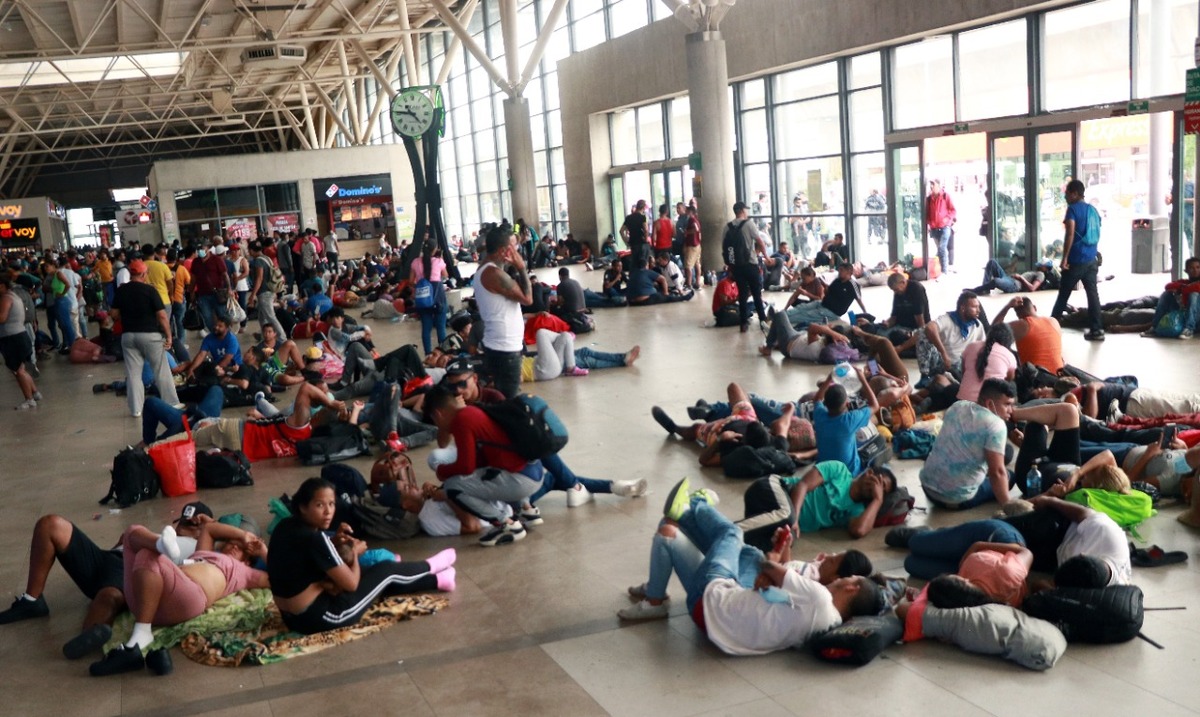 Abarrotan cientos de venezolanos la Central de Autobuses de Monterrey. Foto: Raúl Palacios