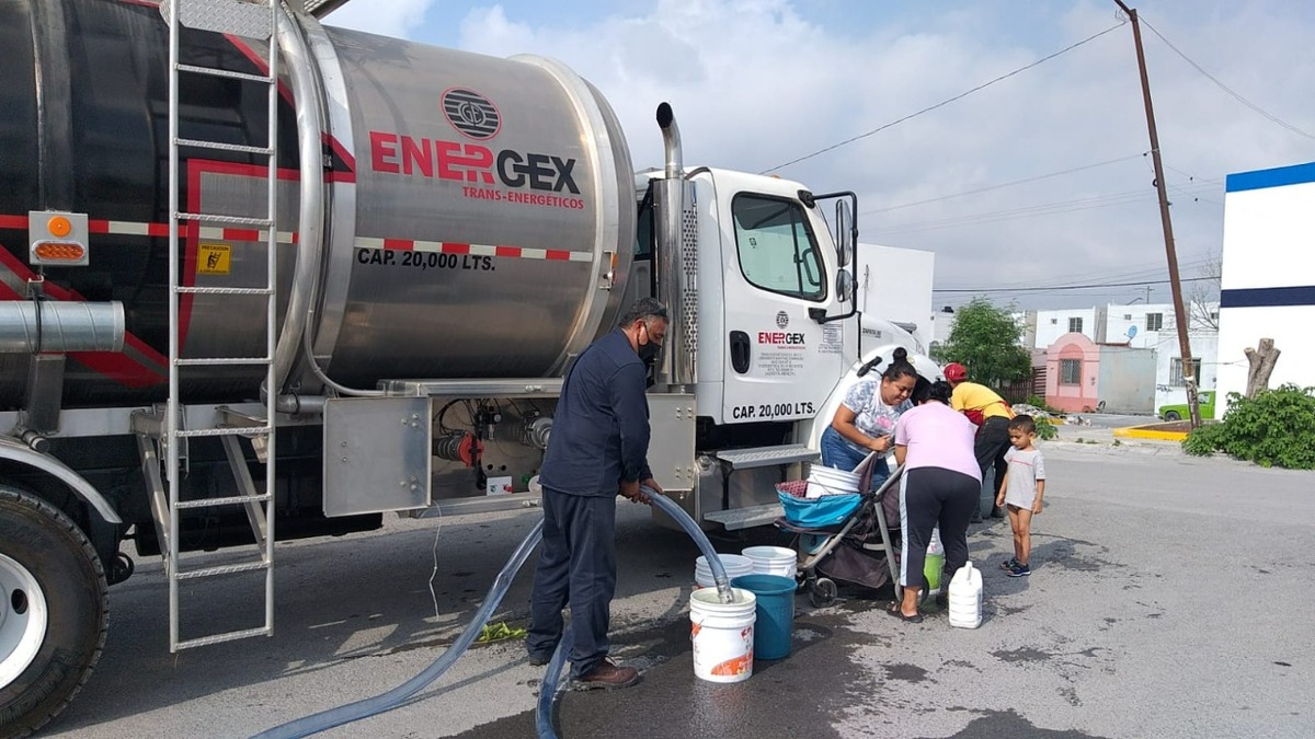 Con apoyo de empresas, inicia AyD reparto de agua potable a colonias en NL. Foto: Especial
