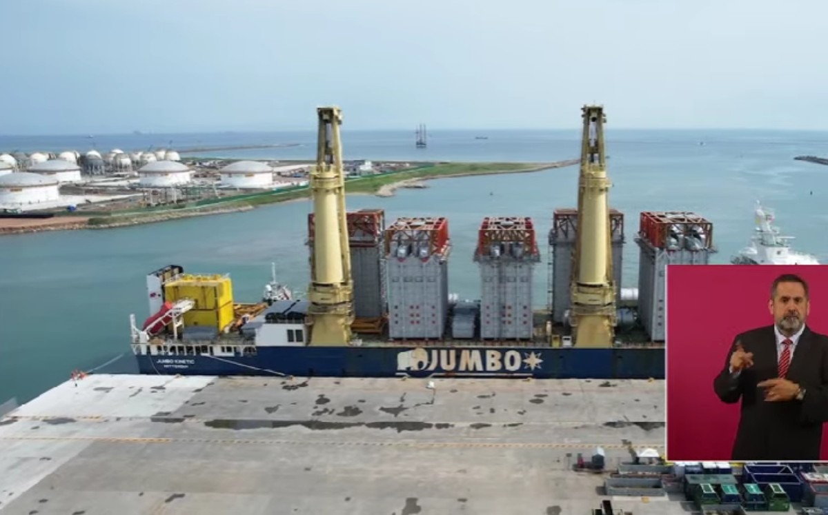 Arribó al puerto de Dos Bocas, la embarcación Jumbo Kinetic. Foto: ESPECIAL