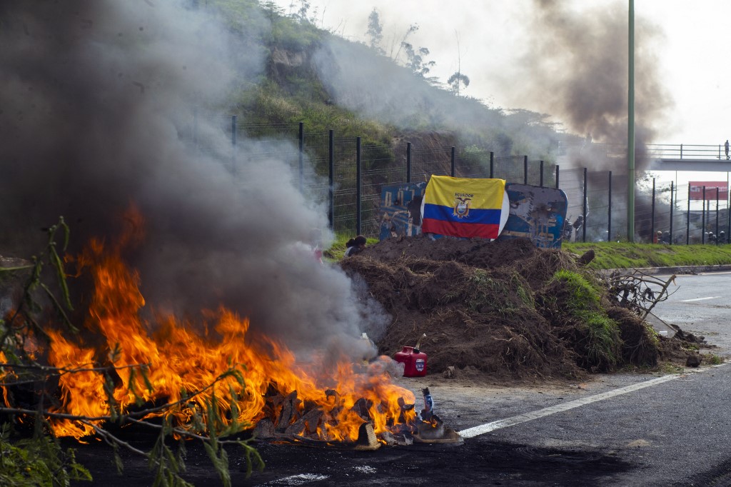 Con bloqueos de carreteras y vías en algunas provincias de Ecuador se realizó el lunes una jornada de protestas convocada por organizaciones indígenas