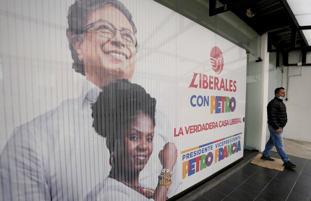 Cartel presidencial de Gustavo Petro junto a la candidata a la presidencia, Francia Márquez. (AFP)