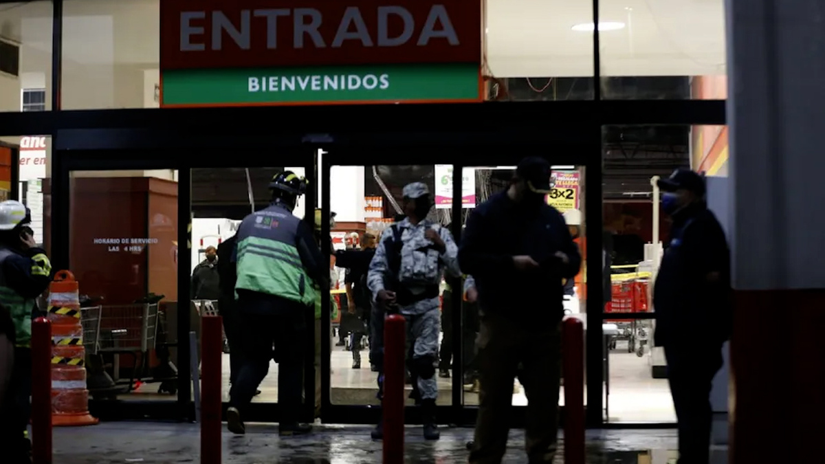 Colapsa techo de supermercado en CDMX