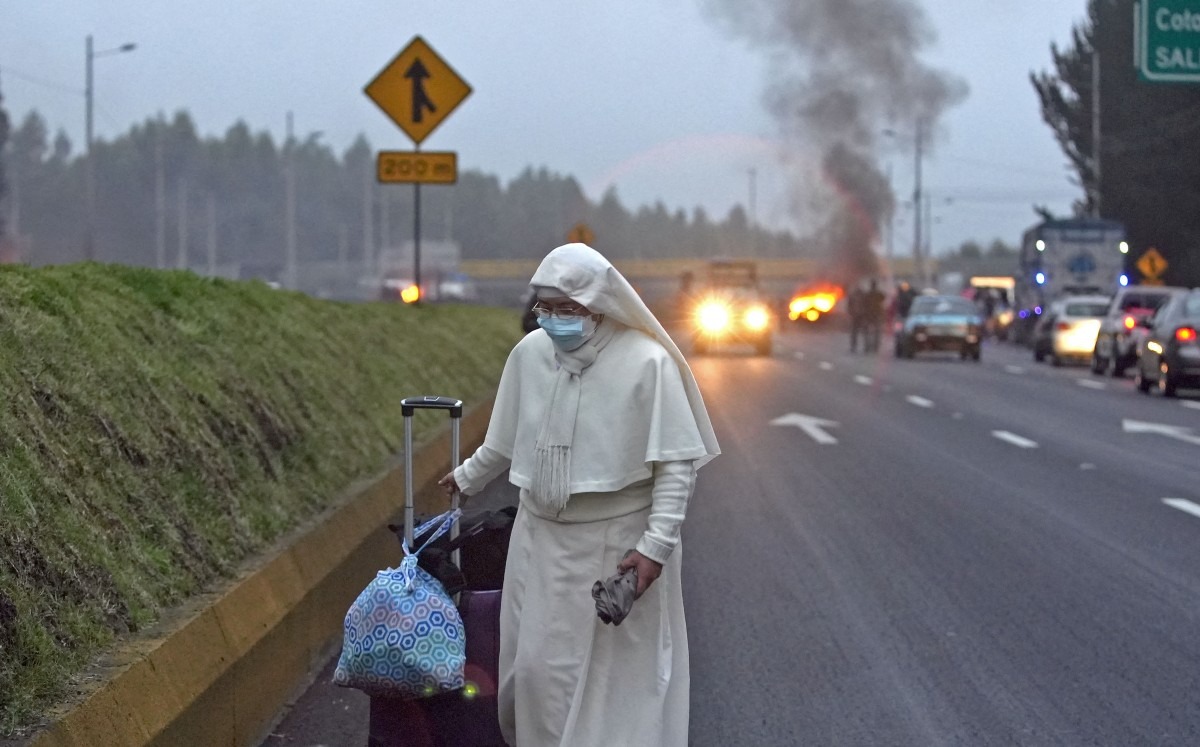 En Ecuador bloquean carreteras en protesta contra el gobierno | AFP