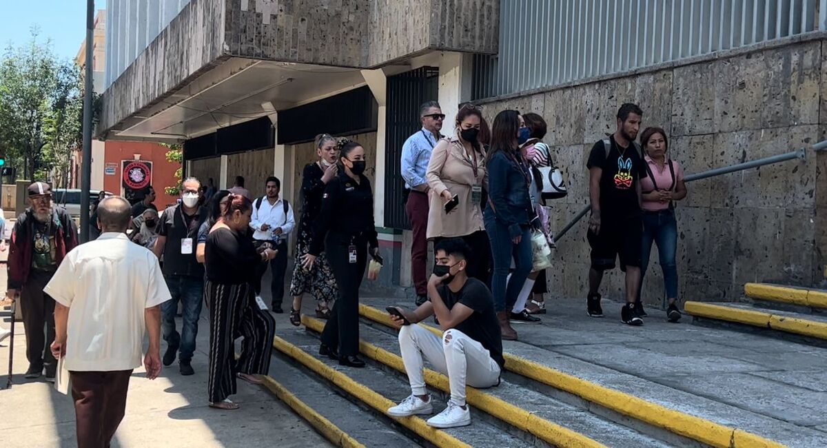 Evacuan a dos mil personas de Palacio Federal por olor a gasolina (Pablo Nuñez)